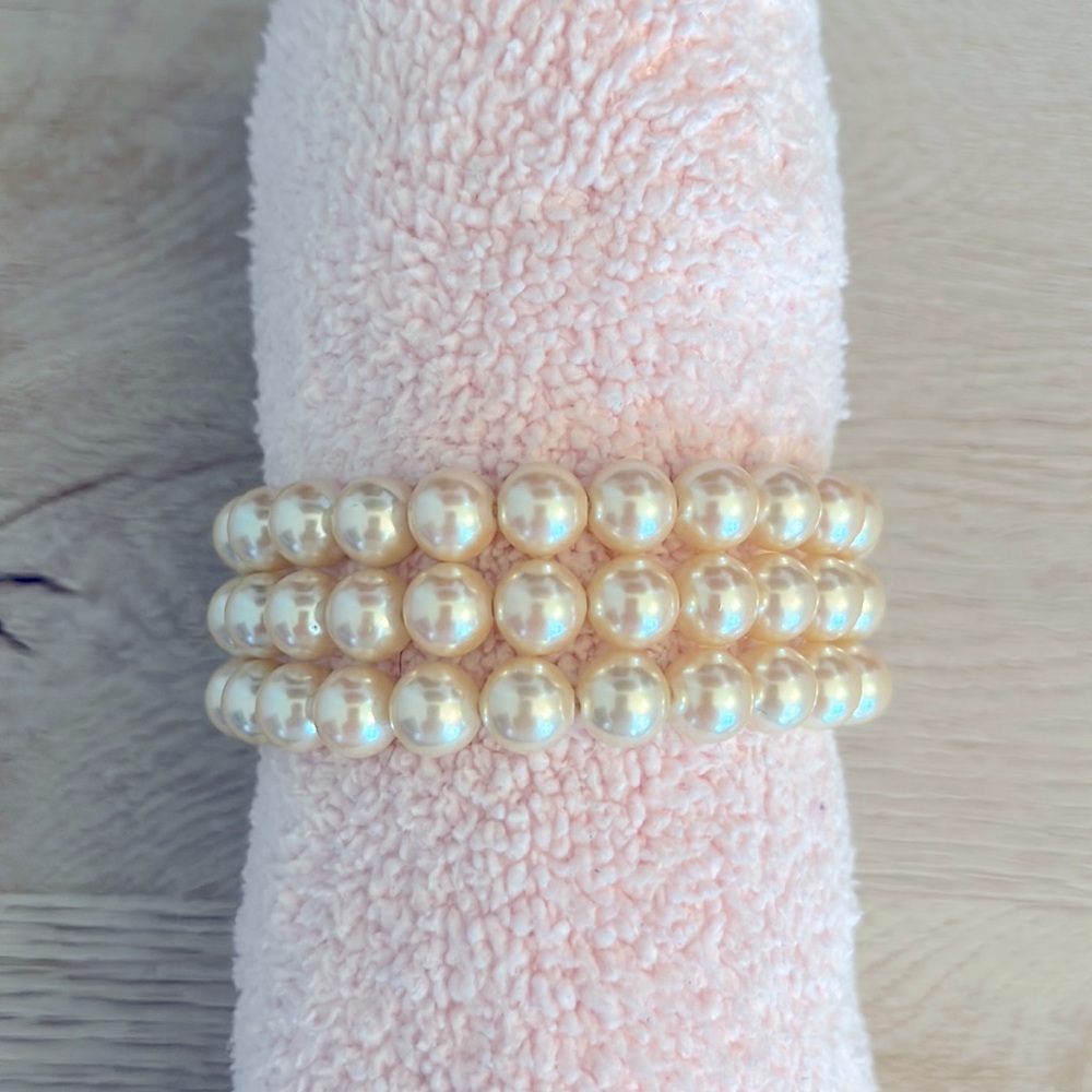 🌟$5 w/purchase🌟 3 Strand Faux Pearl Bracelet - approx 7.5 inches!